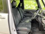 運転席からの視界は広く、運転しやすいレイアウトです。座り心地の良いシートは、長距離運転でも疲れにくい設計。快適なドライブをサポートします。