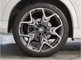 【BMWアロイホイル】軽量かつ強度に拘ったアロイホイル。走行性能ポテンシャルを引き出す設計。車の足元を引き締めてくれる大きなポイントはアロイホイルです。