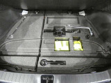 スペアタイヤレス車です。応急セットを搭載しております。