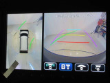パノラミックビューモニター付きです。車両を上から見たような映像をディスプレイオーディオ画面に表示。運転席からの目視だけでは見にくい、車両周辺の状況をリアルタイムでしっかり確認できます。