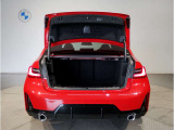BMWではスペアタイヤが非搭載となるため、スペースは拡大されており、収納スペースとして利用可能。トランクの下にも収納スペースがあり、意外と役に立つスペースでございます。