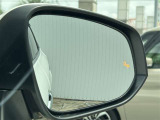 隣車線を走る車両をレーダーで検知し、ドアミラーでは確認しにくい後側方エリアに存在する車両に加え、急接近してくる車両も検知します。車両を検知するとドアミラーに搭載されたLEDインジケーターが点灯します。