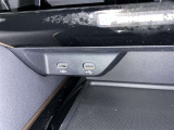 充電用USB端子付き。スマートフォンなどの充電に便利です。