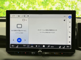 高精細なディスプレイが、運転中の情報提供をサポートします。直感的な操作で、目的地設定やオーディオ操作もスムーズに行えます。快適なドライブを。