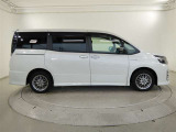 両側パワースライドドア付きだから、狭い駐車スペースなどでの 乗り降りラクラク!小さなお子さまのいるご家庭には嬉しい装備。