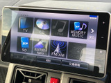 多彩なソースに対応し、車内でのエンターテインメントを豊かに。CDやBluetooth接続で、お好みの音楽を快適に楽しめます。操作も簡単です。