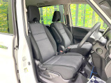 運転席まわりには十分なスペースがあり、大柄な方でもゆったり運転していただける環境です。