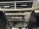 タッチコントロール式2ゾーンフルオートエアコンパネル。運転席、助手席それぞれ独立して温度管理が可能です。花粉やダストを除去するフレッシュエアフィルターも装備され、クリーンな室内環境を保ちます。