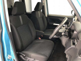 高めのヒップポイントで、ゆったりしたシートです。足腰に負担の掛かる乗り降りが、乗用車タイプに比べ楽になりますよ。
