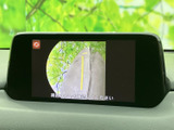 後方の視界が広がり、安全確認が容易に。狭い道や駐車場でもスムーズな運転をサポートします。運転初心者の方にも安心の装備です。