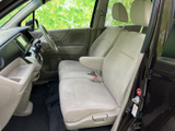 落ち着いた色調のインテリアは、上質感を演出します。運転に必要な情報を分かりやすく表示するメーター類も魅力です。