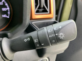 操作しやすい位置に配置されたウインカーレバー。直感的な操作で、安全な車線変更をサポートします。操作感も洗練されています。