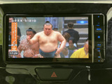停車中に楽しめるTV機能付き。お気に入りの番組や映像で、待ち時間を快適に過ごせます。移動の合間のリラックスに。