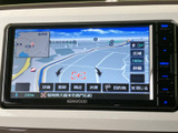 目的地までスムーズに案内。高精細な表示で、初めての道も安心して運転できます。カーナビゲーションで快適なドライブをサポートします。