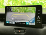 狭い場所での駐車や車庫入れも安心。後方の状況をクリアに映し出し、安全な運転をサポートします。ガイドラインも表示されます。