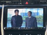 停車中に楽しめるTV機能。長距離移動の休憩時などに、ニュースや番組をチェックできます。同乗者の方々も快適に過ごせる空間演出に貢献します。