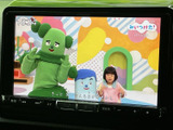 停車中にテレビや映像を楽しめる機能。休憩時間などに、リラックスした時間をお過ごしいただけます。長距離移動も快適に。
