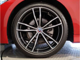 BMWの純正アロイホイールは軽量かつ強度にも優れているホイールで走行性能を引き上げる設計になっております。足元にもBMWは妥協がなくこだわっている個所になります。