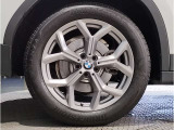 【BMWアロイホイル】軽量かつ強度に拘ったアロイホイル。走行性能ポテンシャルを引き出す設計。車の足元を引き締めてくれる大きなポイントはアロイホイルです。