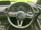 握りやすいステアリングは、運転操作を快適にします。ステアリングスイッチでオーディオやナビを操作でき、運転に集中できます。スポーティなデザインも魅力です。