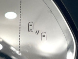 【ブラインドスポットモニター】走行中、ドアミラーの死角になりやすい箇所に後続車が接近するとサイドミラーのレンズに警告を表示!ドライバーに注意喚起をしてくれます。