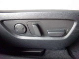 細やかな位置調整が可能な運転席電動シート。腰を支えるランバーサポートや、2名分のポジションを記憶できるシートメモリー機能も装備。マツダがこだわる「人馬一体」の快適なドライブをサポートします。