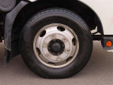 スチールホイール装着車です。