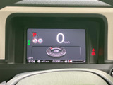 視認性の高いメーター類で、運転に必要な情報をしっかり確認できます。必要な情報を一目で把握でき、安全運転をサポートします。