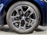 BMWの純正アロイホイールは軽量かつ強度にも優れているホイールで走行性能を引き上げる設計になっております。足元にもBMWは妥協がなくこだわっている個所になります。