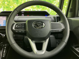 握りやすい形状で、快適なドライビングをサポートします。操作性にも優れており、運転がより楽しくなります。
