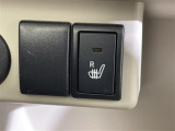 【シートヒーター】シートを温めてくれる暖房機器です!長時間座っていると負担が掛かりやすい背中や腰、または冬場などの寒い日に冷えやすい脚部に快適なぬくもりを伝えます。