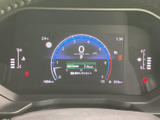 視認性の高いメーター類で、運転に必要な情報を的確に把握できます。夜間でも見やすく、安全運転をサポートします。洗練されたデザインも魅力です。