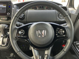 握りやすいステアリングは、ドライバーの負担を軽減。操作性にも優れ、快適な運転をサポートします。オーディオスイッチなど、便利な機能も搭載されています。