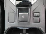 電動パーキングブレーキを採用しております。発進時はシートベルトをした状態でアクセルを踏むだけで解除できます。