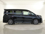 両側パワースライドドア付きだから、狭い駐車スペースなどでの 乗り降りラクラク!小さなお子さまのいるご家庭には嬉しい装備。