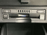 高速道路で便利な【ETC2.0】を装備しています。光ビーコン搭載で渋滞情報などナビゲーションと連動することで機能も充実いたします。他、観光施設に立ち寄るための高速料金割引サービス等もございます。