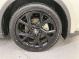 カッコイ〜純正アルミ。走っていてもこの存在感あり!!タイヤサイズは225/50R18