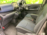 運転席周りはシンプルで使いやすく、集中して運転に臨めます。快適なドライブをサポートする空間です。
