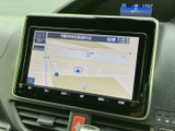 見やすい地図表示で、運転に集中できます。周辺の施設情報も表示され、目的地までの道案内も安心です。
