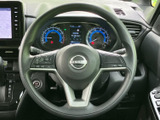 握りやすいステアリングにより、正確な操舵操作が可能。運転姿勢に合わせて手に馴染み、快適なドライビングをサポートします。