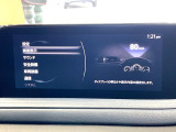 【8.8インチマツダコネクト】車内の雰囲気にマッチした大型のディスプレイ。スマホ接続でのナビ使用やBluetooth再生等、様々な機能が楽しめます。直感的なダイヤル操作が可能で、使い勝手も良好です。