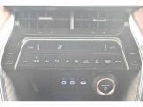 左右独立温度コントロールフルオートエアコンです。運転席、助手席それぞれで独立して温度設定ができます。冷え性の方が乗っても安心ですね♪