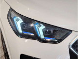 【LEDヘッドライト】先進のLEDテクノロジーを採用。放射される白色光の周波特性は太陽光に近く、バイキセノン・ヘッドライトを上回るコントラストで更に明るく輝きます!