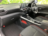 運転に必要な情報を一目で確認できるメーター類。操作性にも優れており、安全運転をサポートします。快適なドライビング空間を実現します。