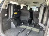 3列目シートは跳ね上げ式で折りたたみ可能です。キャンプ用品など大きな荷物もばっちり収納可能です!