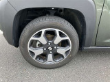 スポーティな印象を与える純正ホイールです。どこまでも走っていきたくなるようなデザインですね♪