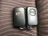 スマートキーは2個あります。家族で共有すれば自宅駐車場での入替えや旅行の時などに大変便利ですね。