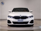 ☆BMWの代名詞とも言える【キドニーグリル】一目見ただけでBMW車であると認識できる確固たるアイコンとして存在感を放ちます☆