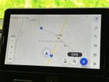 見やすい地図表示で、目的地までの道案内をサポートします。渋滞情報なども表示され、スムーズな移動を支援します。運転に集中できる環境です。