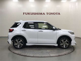 【まるごとクリーニング】シートを取り外し、車内を徹底洗浄。隅々まで丁寧に仕上げています。